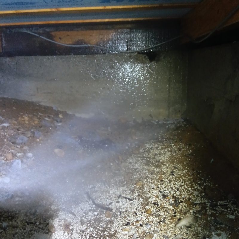 床下の土壌・基礎に防蟻剤を散布