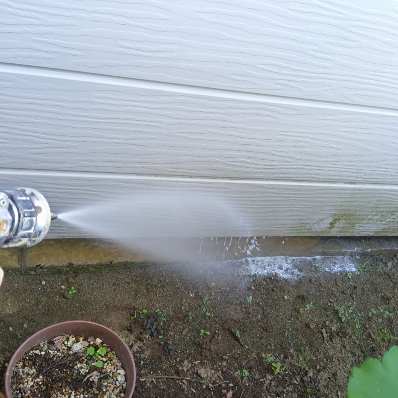 建物外周に防蟻剤を散布