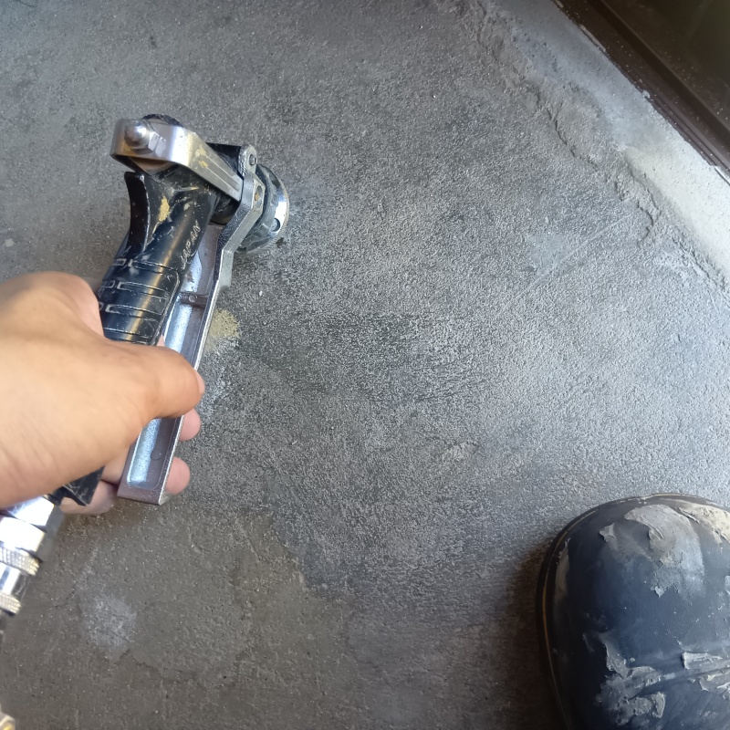 コンクリートに穴を開けてシロアリ駆除剤を注入