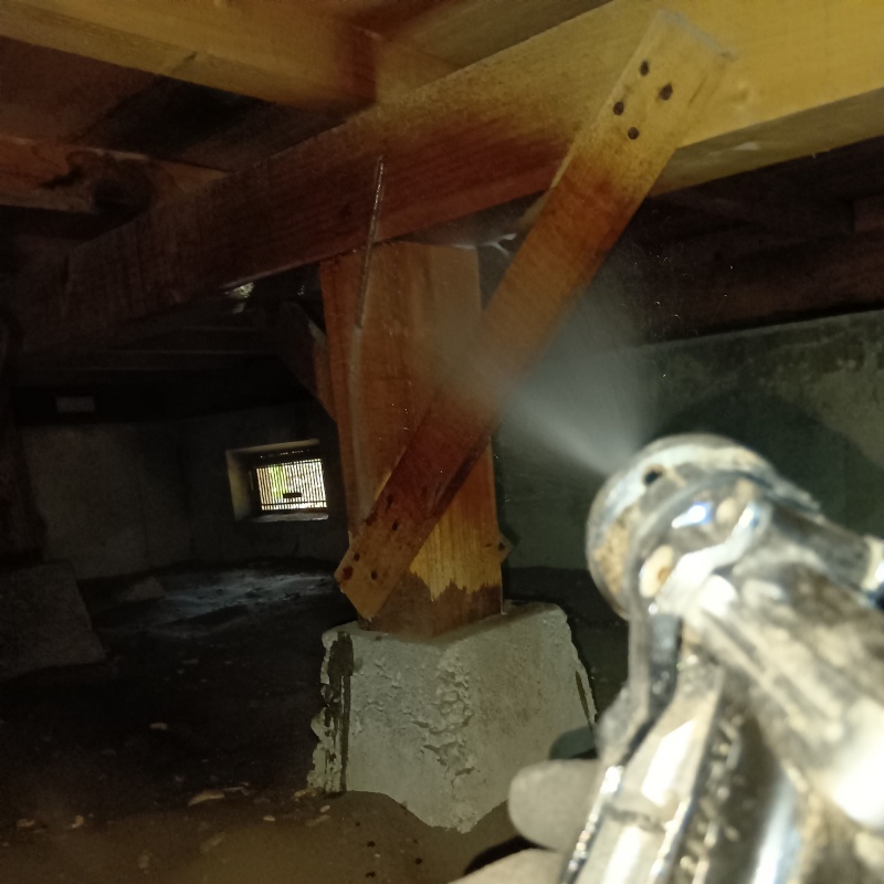 床下の木部に防蟻剤を散布