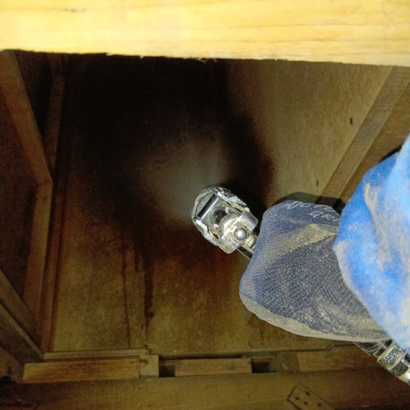 床下の木部に防蟻剤を散布