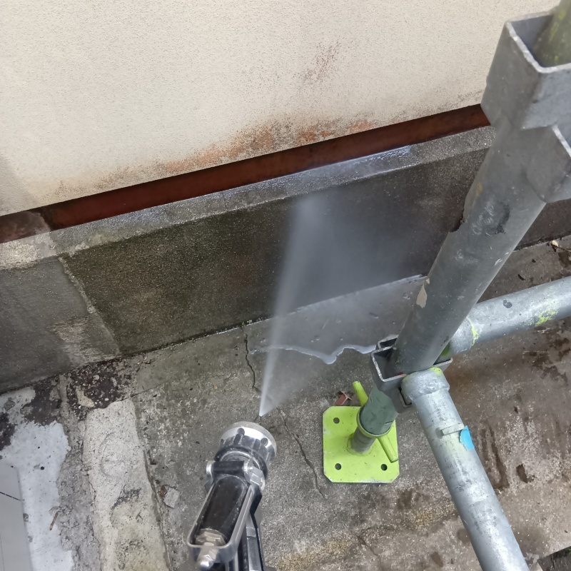 外壁の基礎に防蟻剤を散布