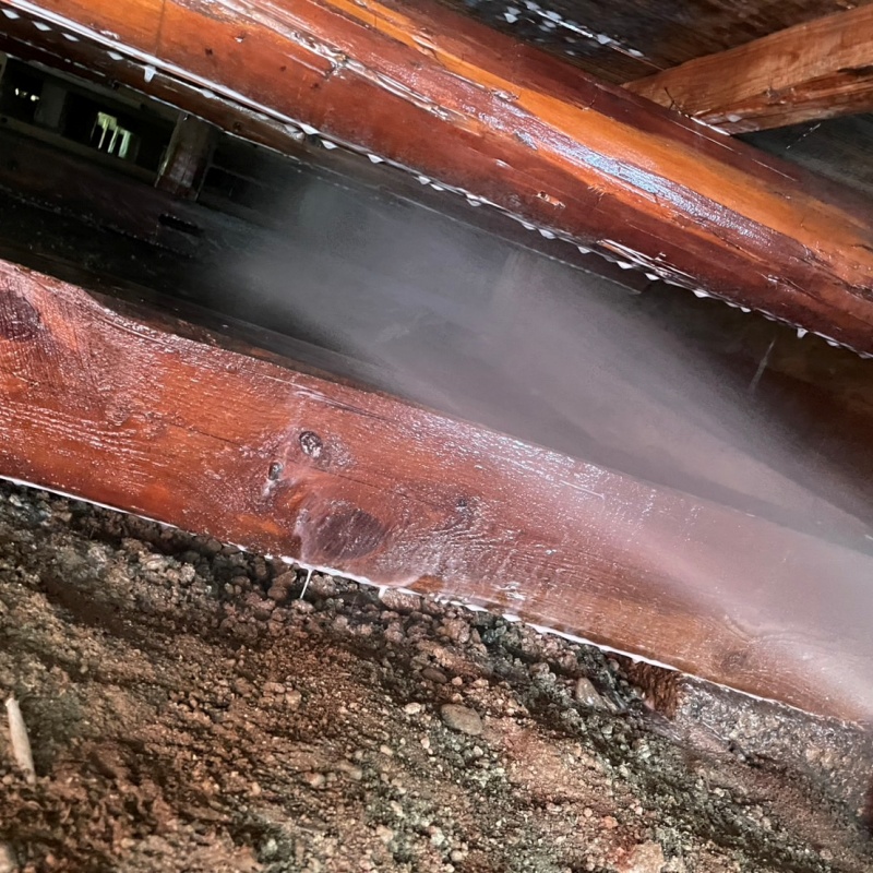 床下の木材にシロアリ駆除剤を散布