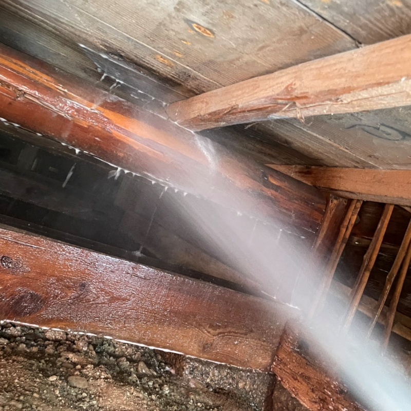 床下の木材にシロアリ駆除剤を散布