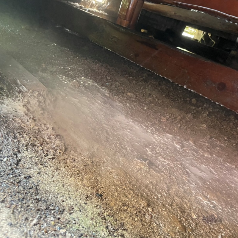 床下の地面にシロアリ駆除剤を散布