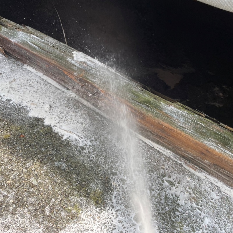 建物の外周にシロアリ駆除剤を散布