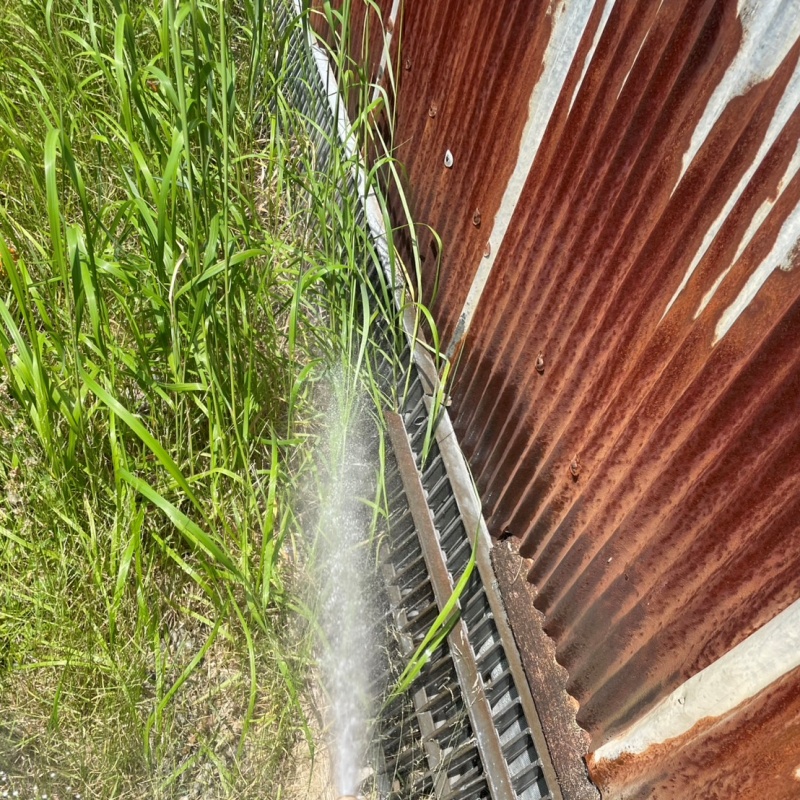 建物の外周にシロアリ駆除剤を散布