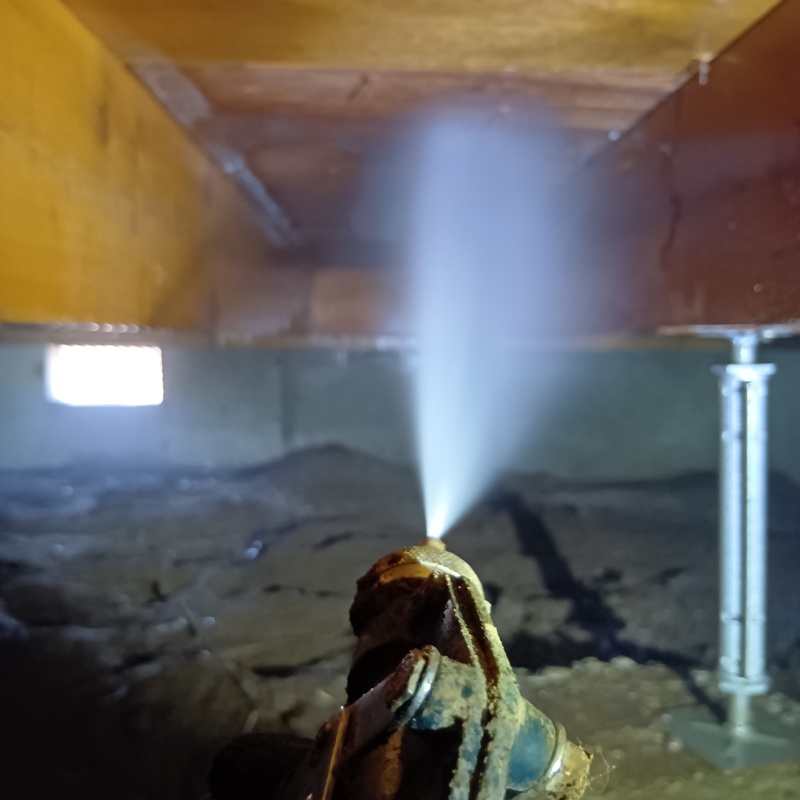 床下の木材にシロアリ駆除剤を散布