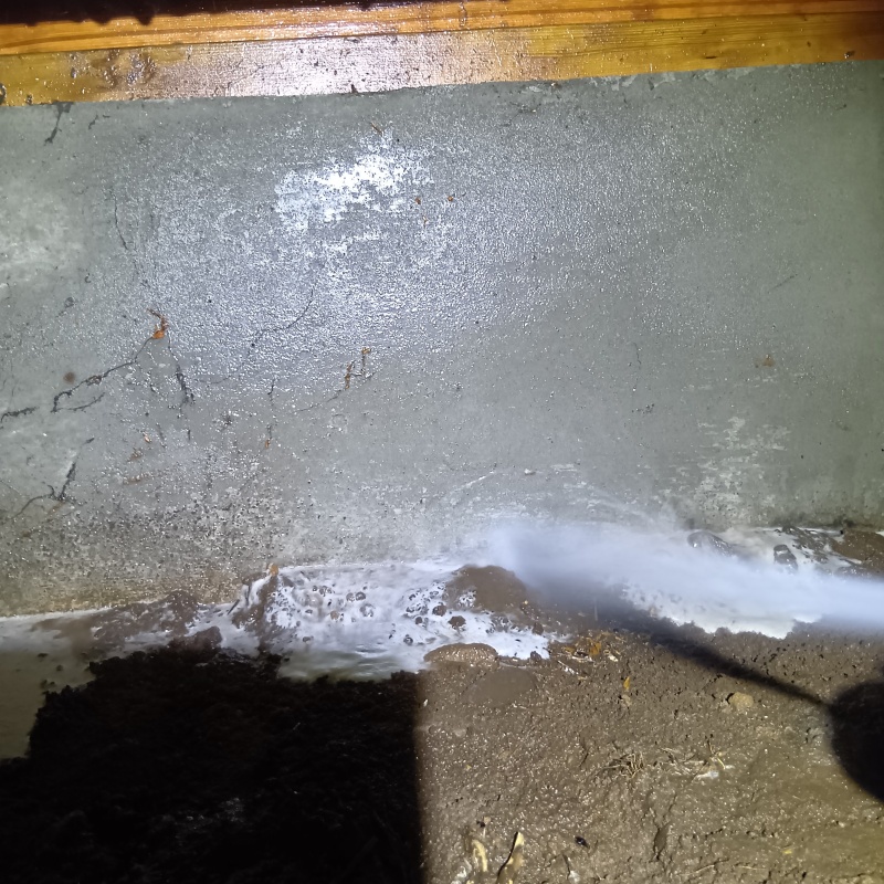 床下の地面にシロアリ駆除剤を散布