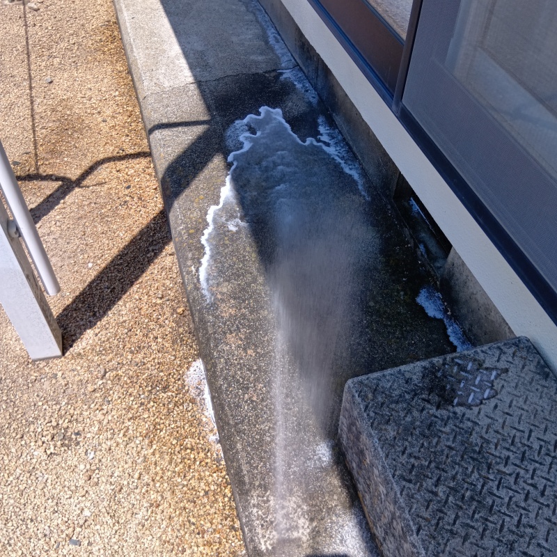 建物の外周にシロアリ駆除剤を散布