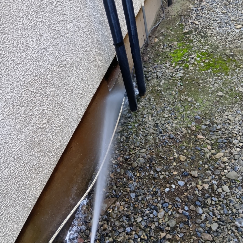 建物の外周にシロアリ駆除剤を散布