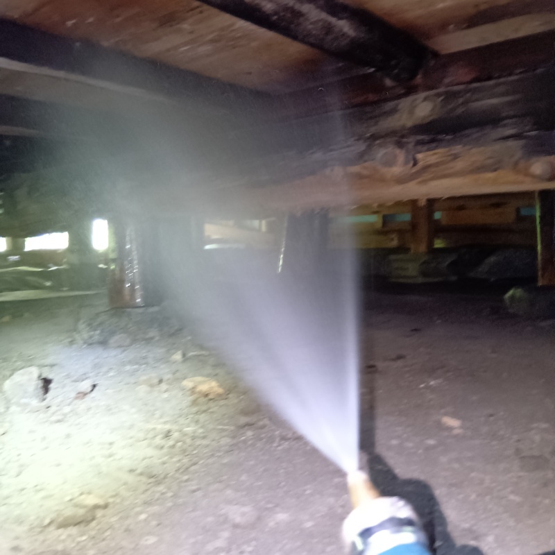 床下の木材にシロアリ駆除剤を散布