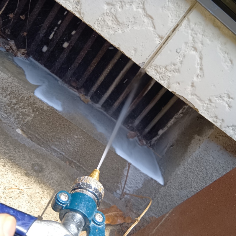 床下換気口からシロアリ駆除剤を散布