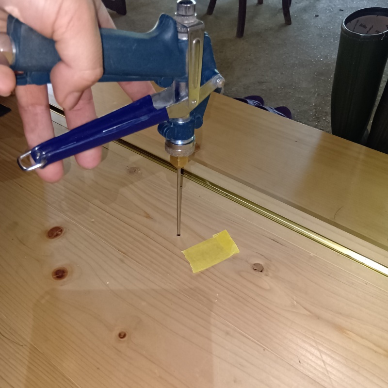 床にシロアリ駆除剤を注入