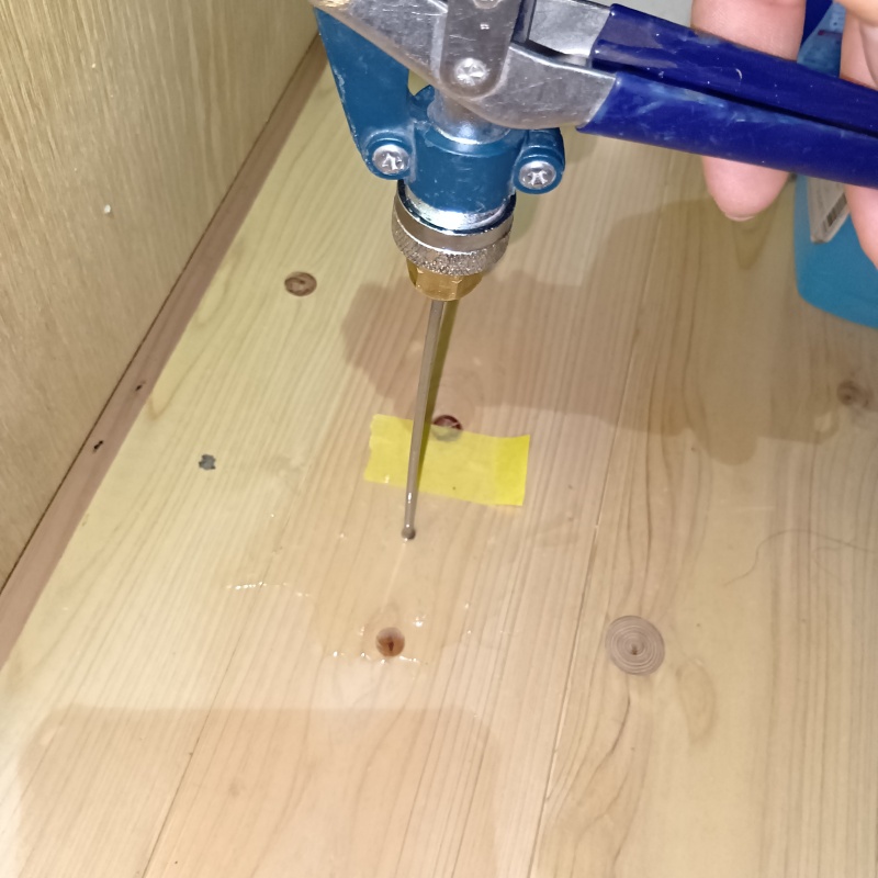 床にシロアリ駆除剤を注入