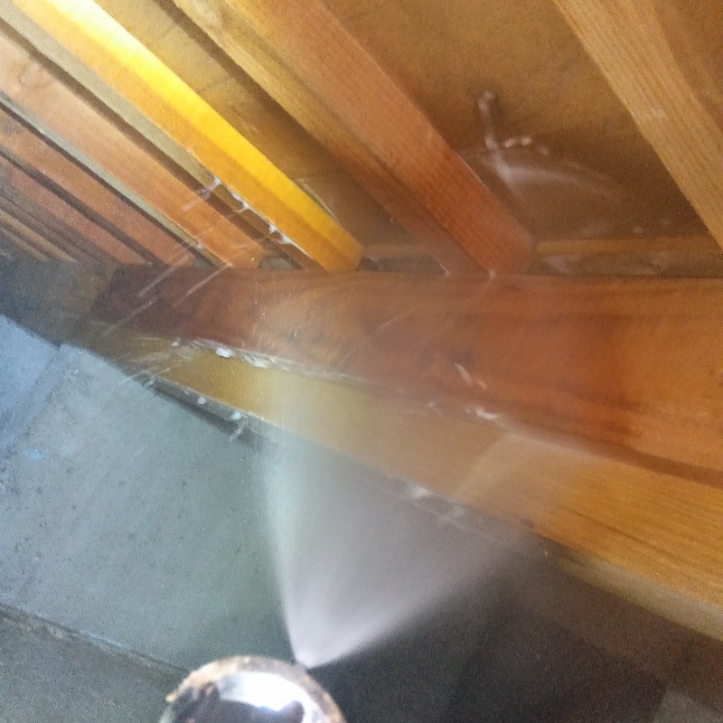 床下の木部にシロアリ駆除剤を散布