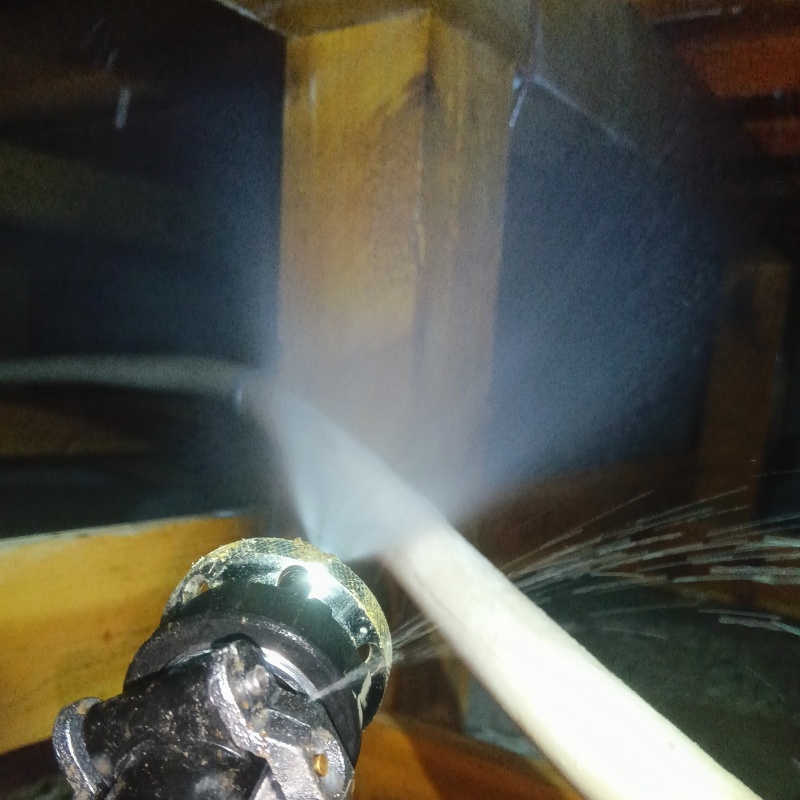 床下の木部にシロアリ駆除剤を散布