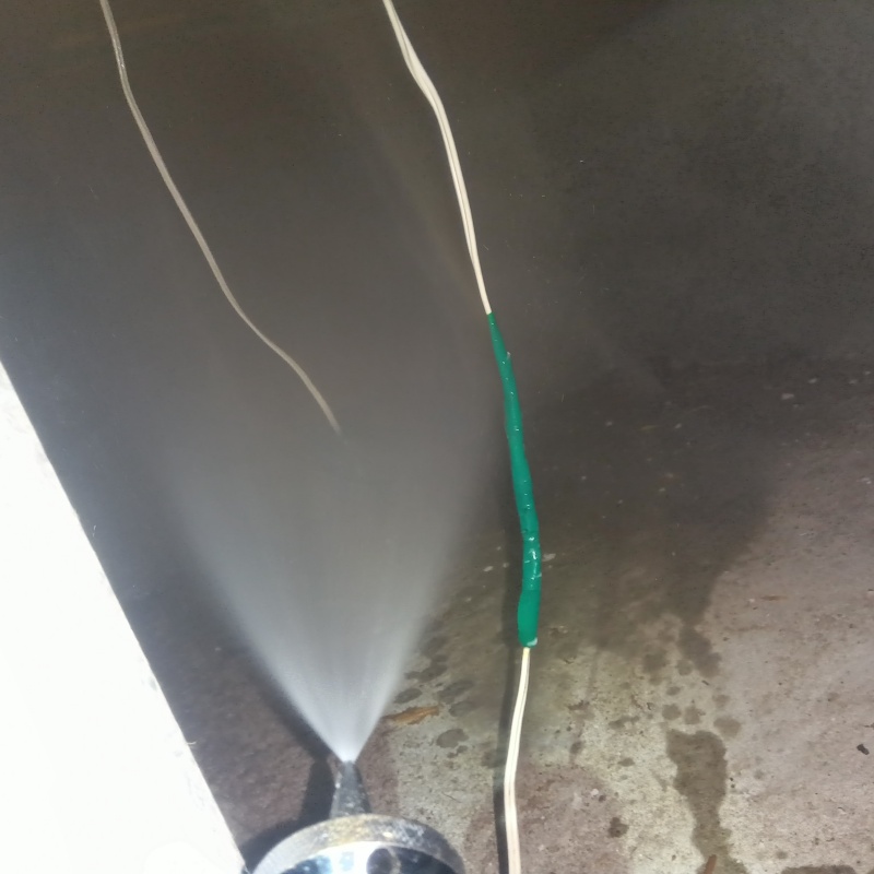 床下の土壌にシロアリ駆除剤を散布