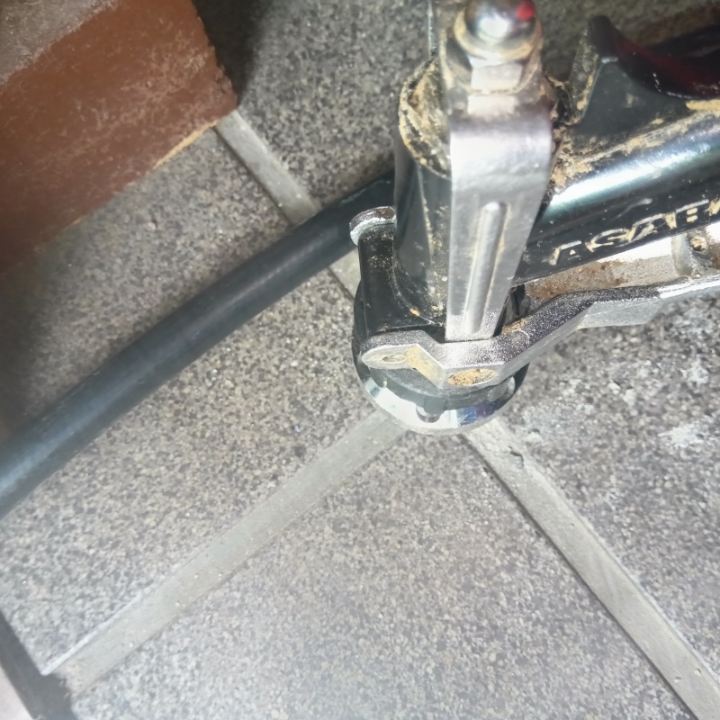 床下の土壌にシロアリ駆除剤を散布