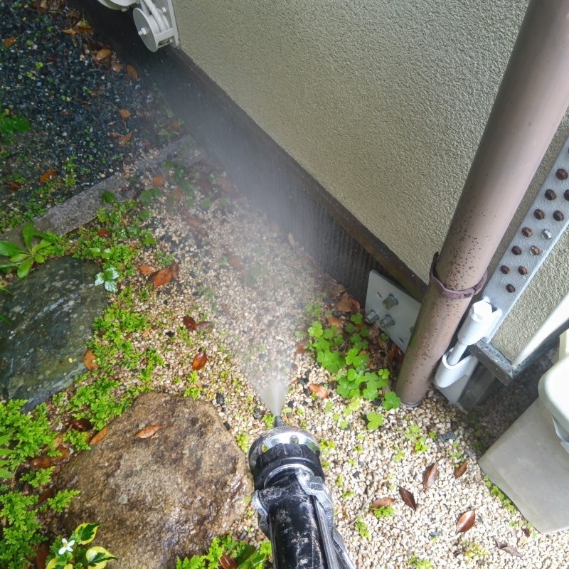 建物の外周にシロアリ駆除剤を散布