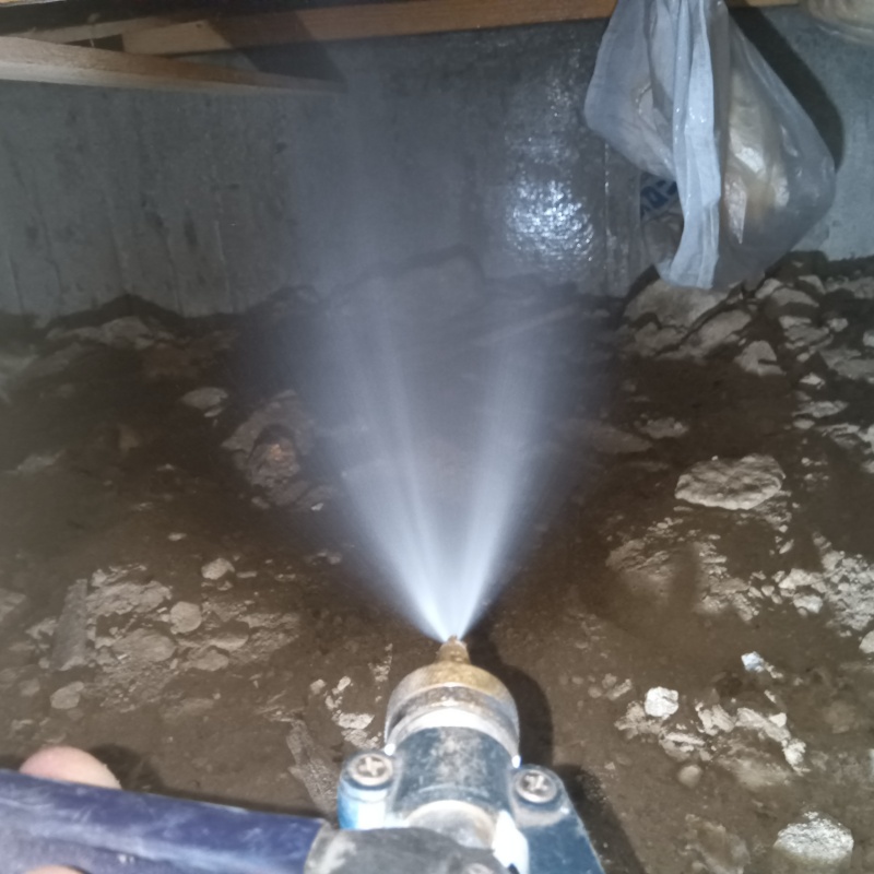 床下の土壌・基礎に防蟻剤を散布