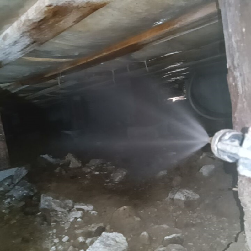 床下の土壌・基礎に防蟻剤を散布