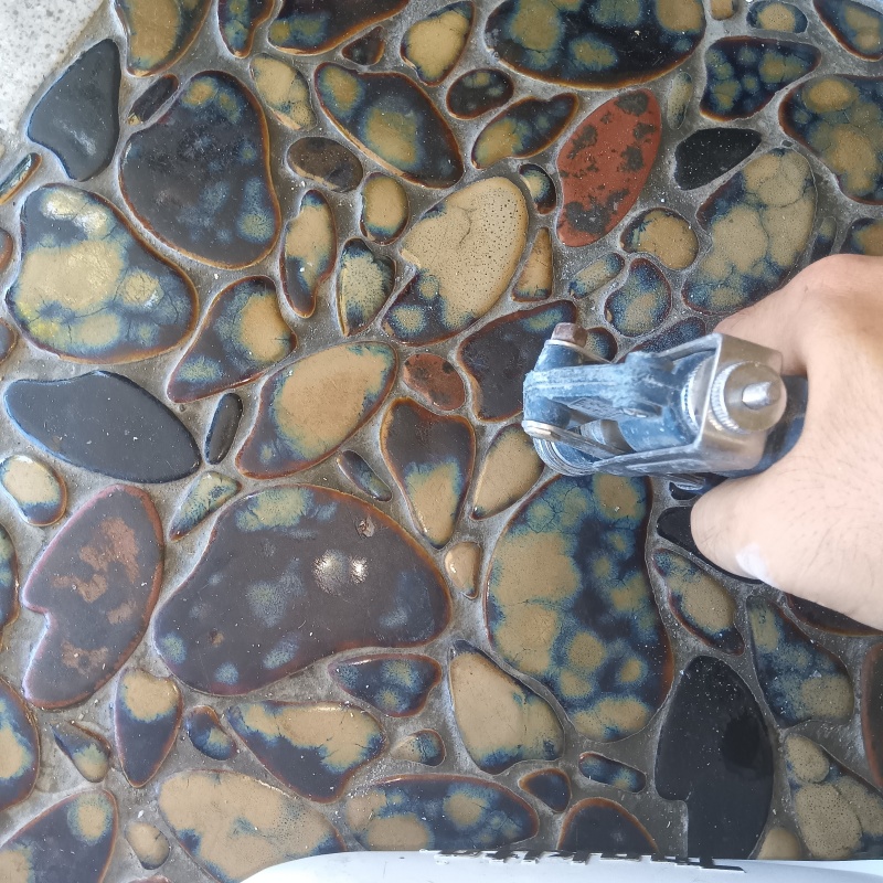 小石タイルに防蟻剤を注入