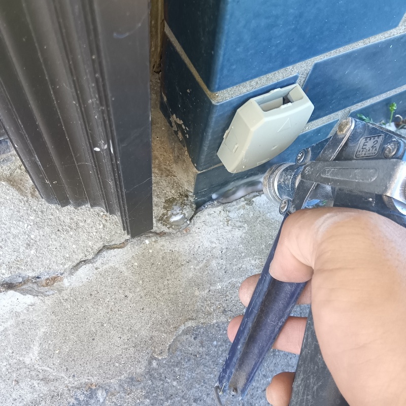 地面のひび割れに防蟻剤を注入