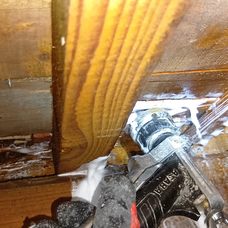 床下の木部にシロアリ駆除剤を散布