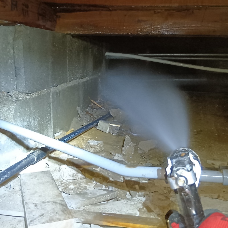 床下の地面にシロアリ駆除剤を散布