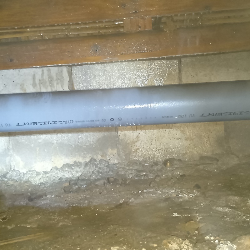 床下の配管や基礎・土壌にシロアリ駆除剤を散布