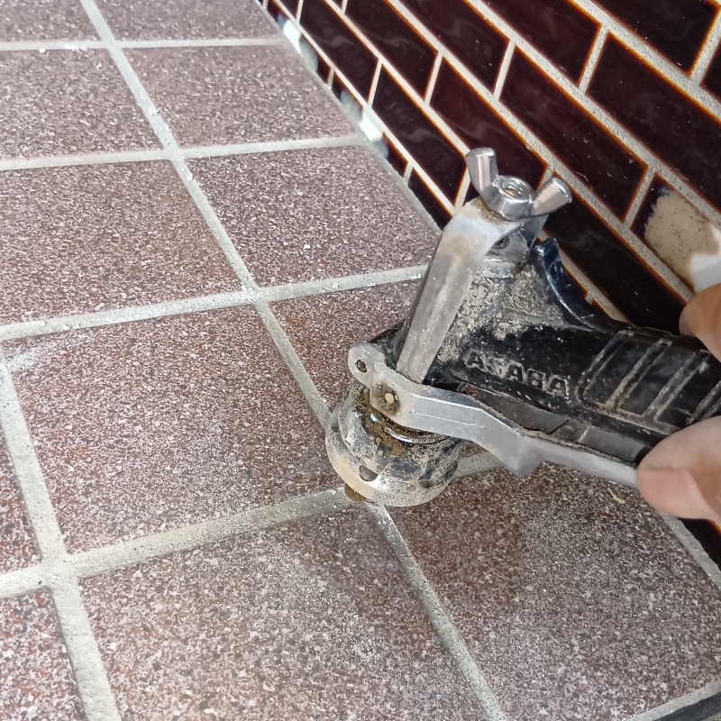 床下の土壌・基礎にシロアリ駆除剤を散布