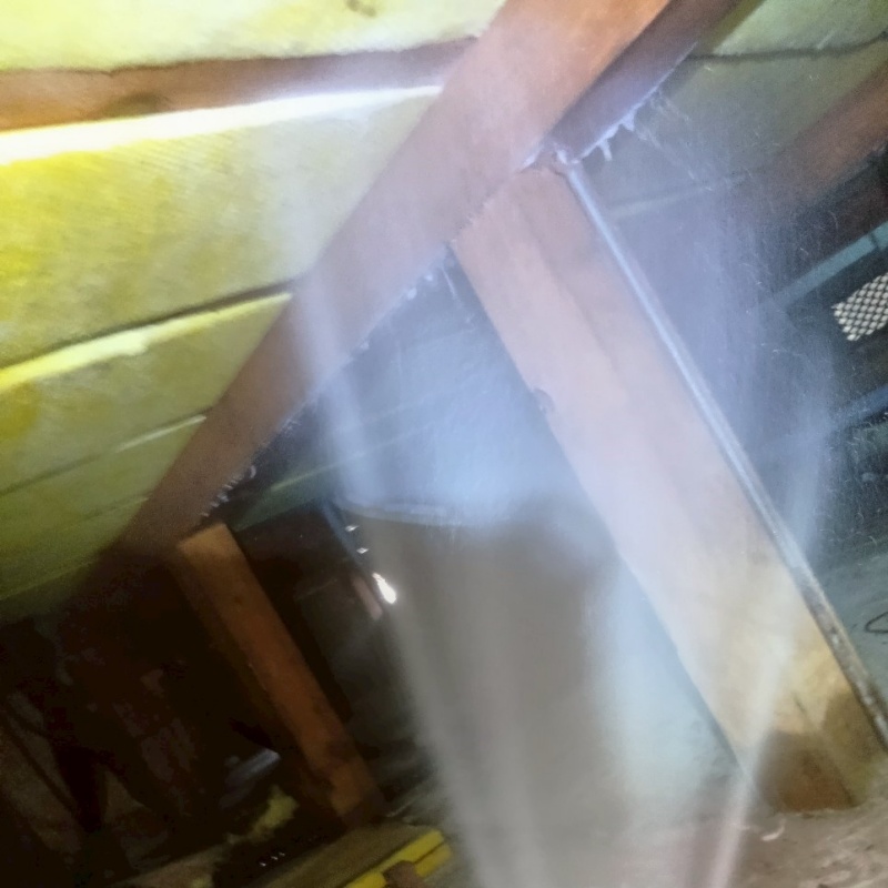 床下の木部にシロアリ駆除剤を散布