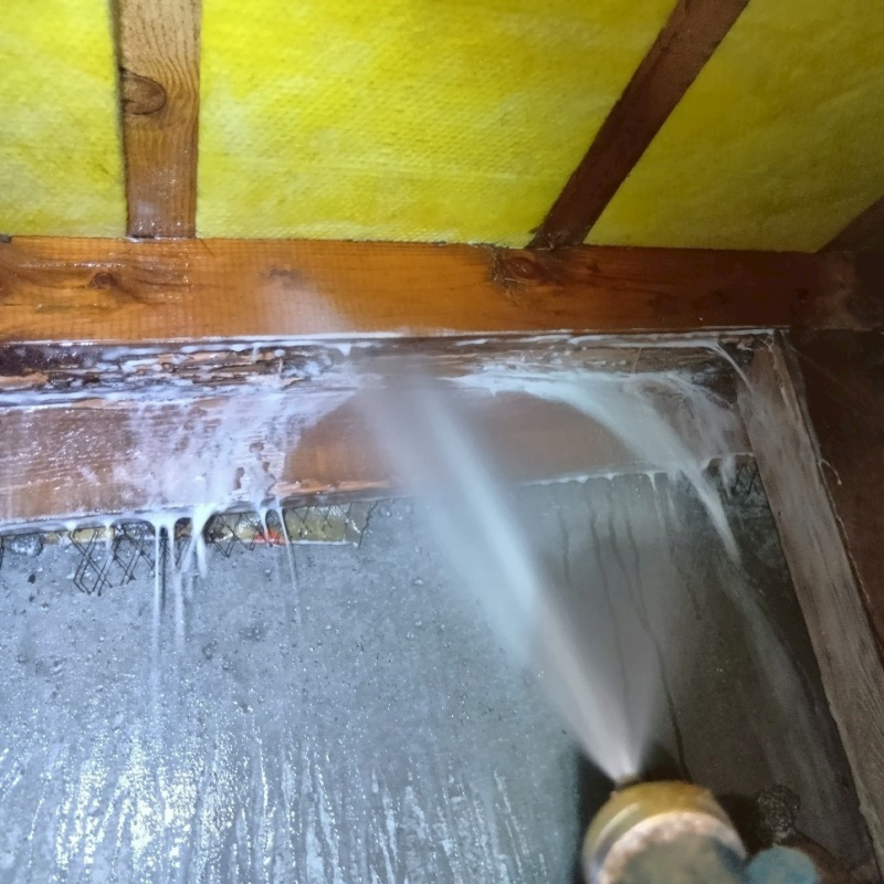 床下の木部にシロアリ駆除剤を散布