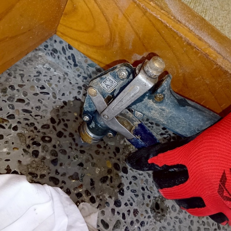 床下の土壌にシロアリ駆除剤を散布