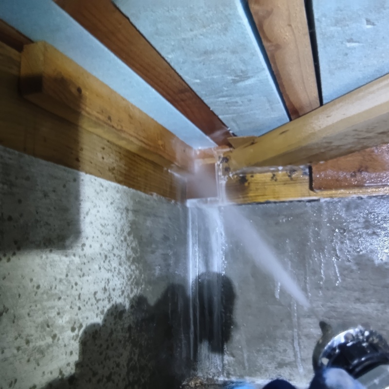 床下の木部にシロアリ駆除剤を散布