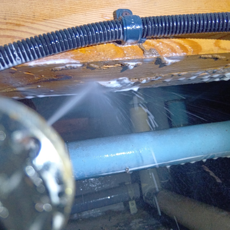 床下の木部にシロアリ駆除剤を散布