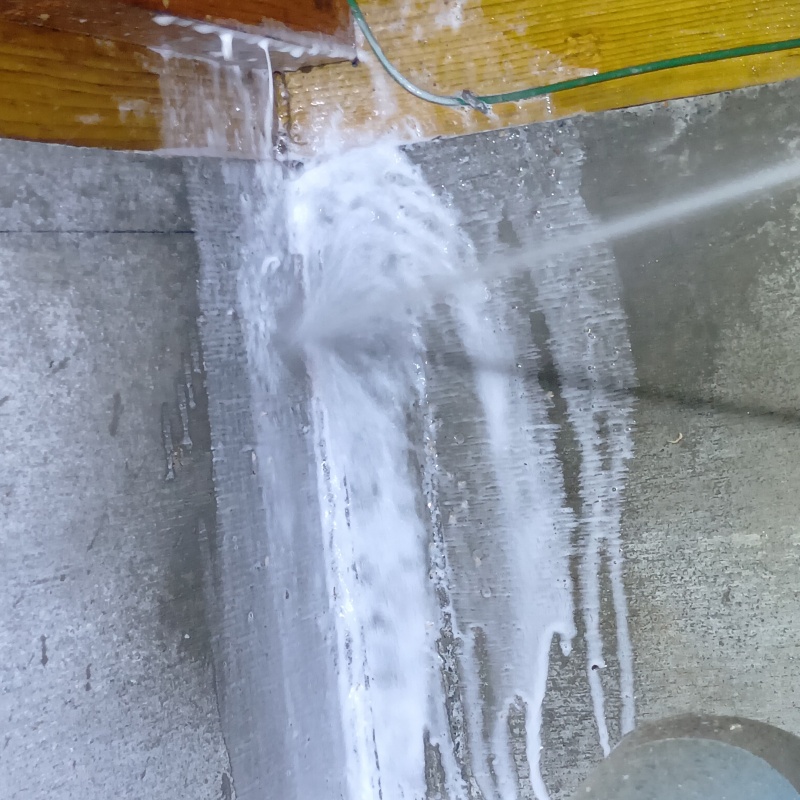 床下の基礎にシロアリ駆除剤を散布