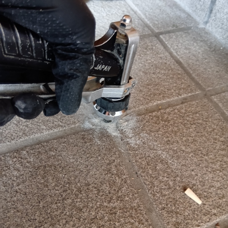 床下の土壌・基礎にシロアリ駆除剤を散布