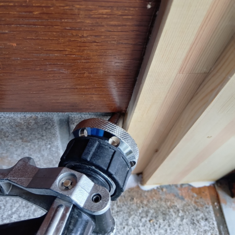 玄関の床とドア枠のすき間にシロアリ駆除剤を注入