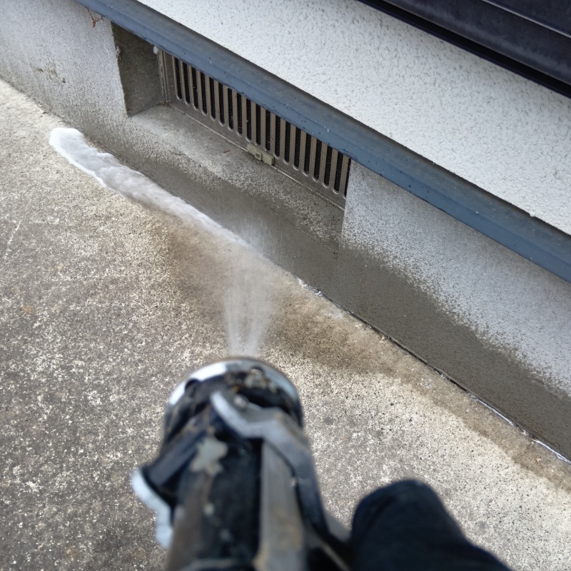 建物の外周にシロアリ駆除剤を散布