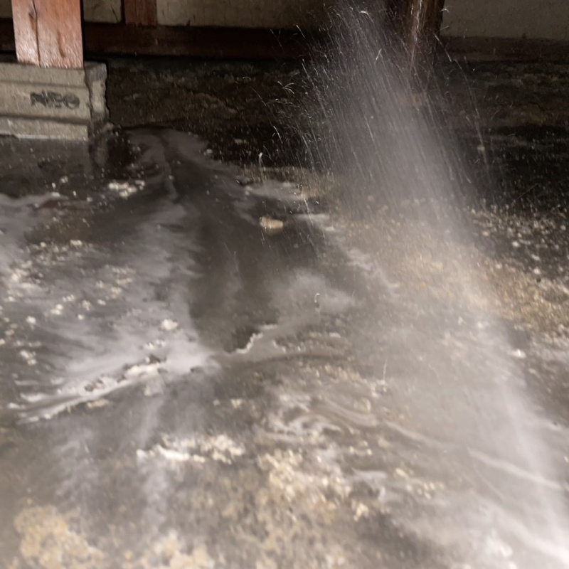 床下の土壌にシロアリ駆除剤を散布