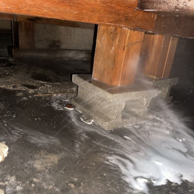 床下の土壌・束石にシロアリ駆除剤を散布