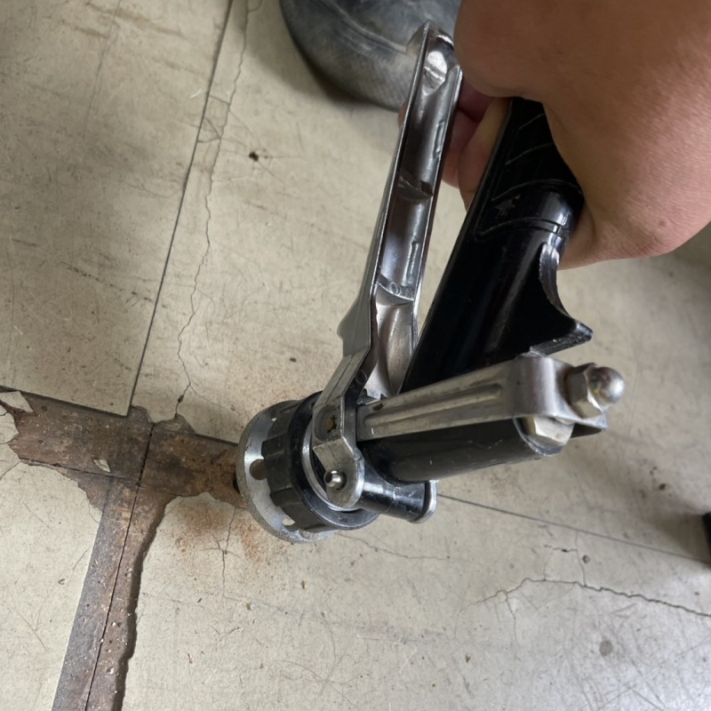 床下の土壌にシロアリ駆除剤を散布