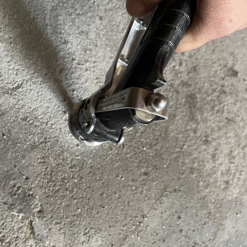 コンクリート床にシロアリ駆除剤を注入