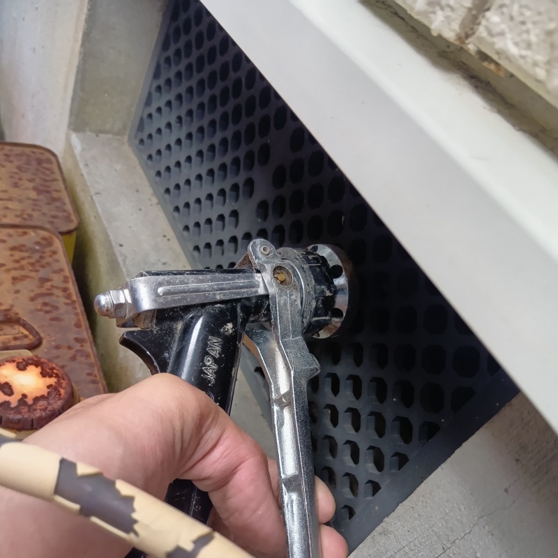 床下通気口から床下の土壌へシロアリ駆除剤を散布