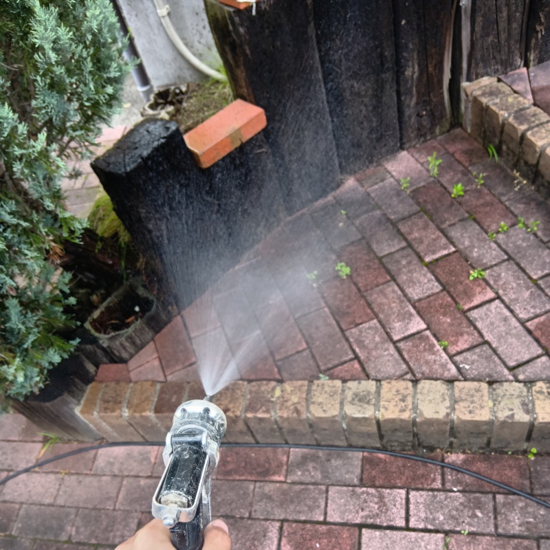 玄関ポーチの地面にシロアリ駆除剤を散布