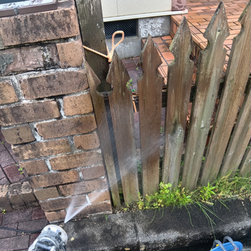 木の塀にシロアリ駆除剤を散布