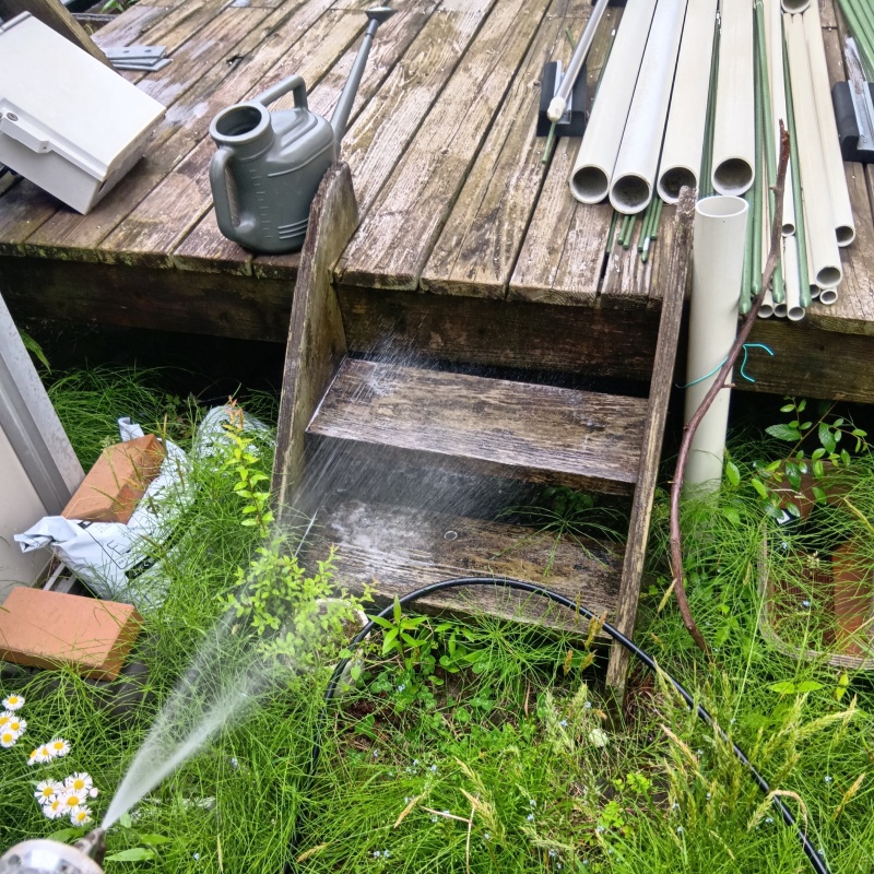 ウッドデッキにシロアリ駆除剤を散布