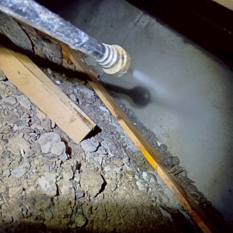 床下の基礎にシロアリ駆除剤を散布